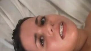 A esta zorra le dan una paliza en el culo