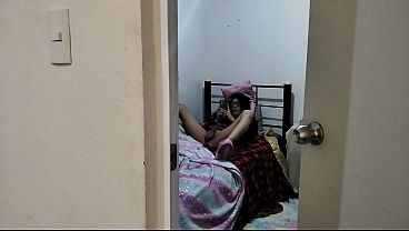 Cuando mi hermanastra llega del colegio le gusta mirar porno