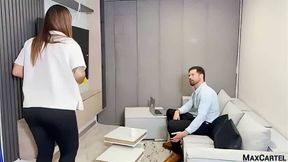 Hombre de negocios le hace creampie a la criada