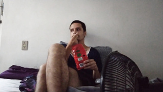 menino comendo pipoquinha