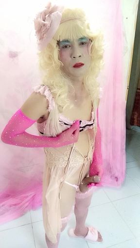 Oanh Le Wearing Sexy Clothes Is a Selfie