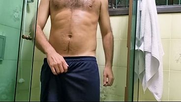 Peludo suado depois de um treino se preparando para o banho