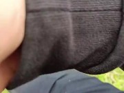 Se sacó el pene y me masturbo hasta venirme en un campo en las afueras de la ciudad