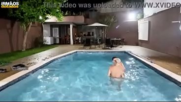 Caseiro safado meteu gostoso no loirinho!