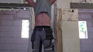 Vídeo público de uma garota sozinha, amadora, de um alemão excitado se masturbando com um vibrador.