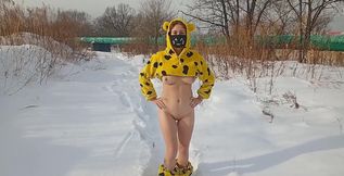 I went for a walk in the snow in my pajamas and undressed‍️