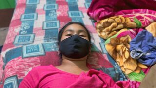 Sex oral, ejaculare, misionar &#8211; un frate bine dotați fute în cur o adolescentă indiană drăguță de 18 ani