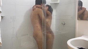 Mi hermanastra se prueba mi polla y le queda gustando demasiado.