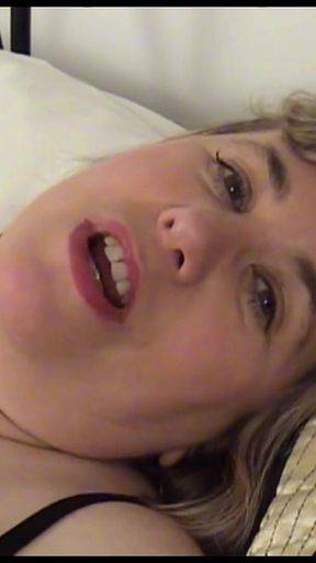 Wetting her Pantyhose