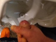 公衆トイレの小便器でオナニー射精