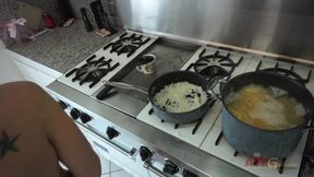 Tara Lynn Foxx Wears Her Bikini as She Teaches Us How to Cook