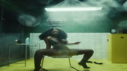 THICK EBONY SINGER 2