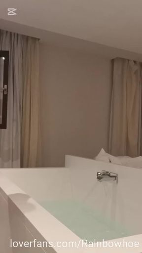 Pasamos la noche en un hotel con bañera al lado de la cama y la cosa se pone muy hot 🤪🤪