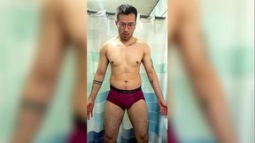 Joven musculoso de gym se desnuda y se masturba su vergota gruesa