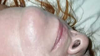 एक परिपक्व लैटिना वेश्या को गुदा मैथुन के लिए बुरी तरह से पीटा जाता है