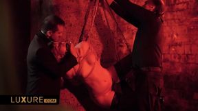 Claire Castel im zügellosen Bondage Gangbang sie erstickt in spritzenden Löchern