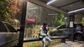 na madrugada tudo pode acontecer ate encontrar um carinha no ponto de onibus e arrastar pro escadao