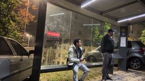 na madrugada tudo pode acontecer ate encontrar um carinha no ponto de onibus e arrastar pro escadao