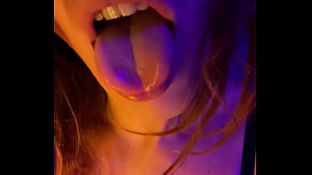 Un &eacute_change plut&ocirc_t hot avec un fan !Toi aussi r&eacute_serve ton moment !