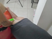 pegging en el sillon del amor | marido rebotando caliente