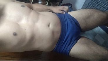 Yo en modo sexy en mi cuarto, con mi cuerpo atl&eacute_tico, abdomen en cuadritos para ellas, bailando sexy con mi pene erecto en erecci&oacute_n vertical, a ellas les encanta ese tipo de erecci&oacute_n