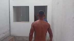 ganbang en garage abandonado