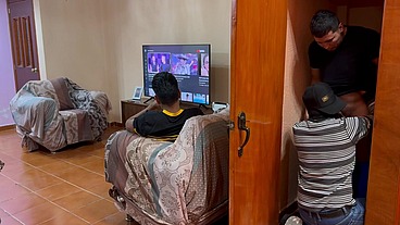 Mis amigos están follando escondidos bajo las escaleras mientras yo estoy viendo Televisión