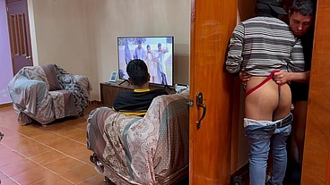 Mis amigos están follando escondidos bajo las escaleras mientras yo estoy viendo Televisión