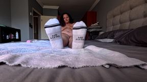 displaying my feet, soles and toes while being naked