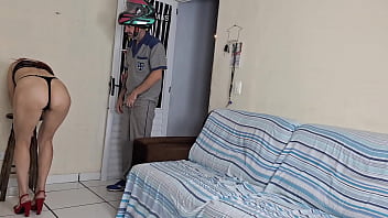 Marido manda esposa receber entrega do motoboy s&oacute_ de calcinha