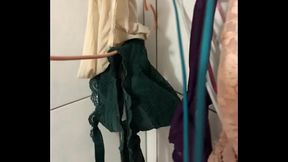 女友美容師很騷 內褲故意曬在浴室,都給客人欣賞打手槍