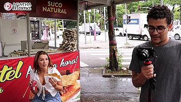 Eu, Agatha Mama em Feira Safada Pastel Quente Vira Boquete Molhado na Carona Uber!