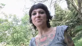 Een getatoeëerde brunette krijgt een spitroast en gezichtsbehandeling .