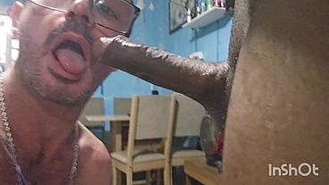Chupando e sentando no negāo.
