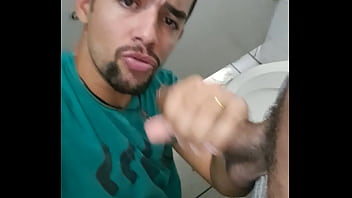 Sou gay vers&aacute_til mas sempre que fa&ccedil_o o passivo sinto um tes&atilde_o maior, esse neg&atilde_o gozou dentro no cuzinho.