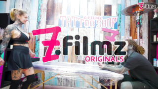 La ragazza con le tette grosse, trafitta e tatuata, Anuskatzz fa un pompino sciatto con sborrata in faccia dopo che Nikolaz Zpageti le ha martellato il culo