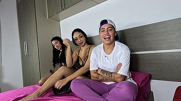 Com duas novatas na cama entrou a terceira e o camera aí virou orgia - Bibi Mendes - Cristal Ortega