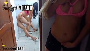 Amiga celosa de la polla del novio de su mejor amiga y se masturba mientra tiene un sexo duro