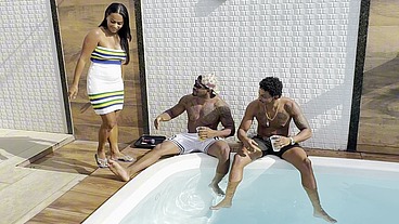 servi dois pretos na piscina bem gostoso com o sol que estava resolvi me refrescar nas duas mangueiras