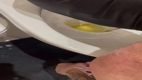 un vrai buveur de pisse. toilette esclave. son fantasme que je fasse pipi ...