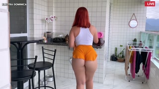 Ela acha que só limpou… mas deixou a mente de qualquer homem completamente suja