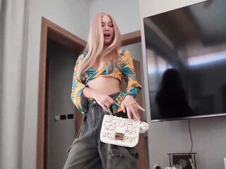 I put my girlfriend on pause, but her throat and hands proceed to work