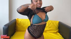 Pauzudo enfiando at&eacute_ o fundo de mulher pequena com fogo enorme na buceta