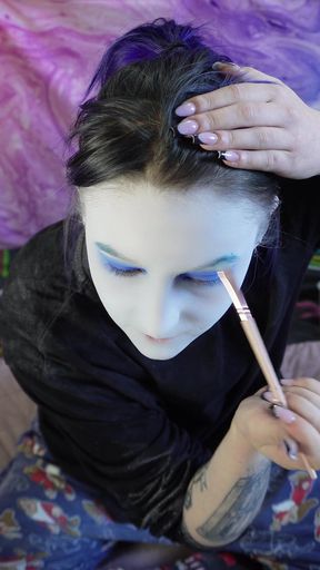 Alice Does Makeup