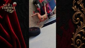 ela troca o pneu de biquini 1