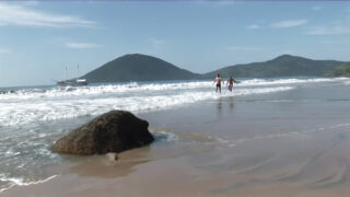 Lelaki menyembah BBC besar dengan hisap zakar, kemudian mengambil zakar besar tanpa kondom sehingga pancutan air mani