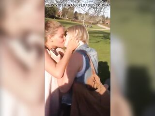 2 lesbianas alemanas besandose en el campus ante sus amigos