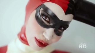 Enormes tetas harley quinn cosplayer desnudándose y masturbándose