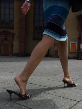 claquement de plantes de pieds sue chaussures de femmes matures françaises en public