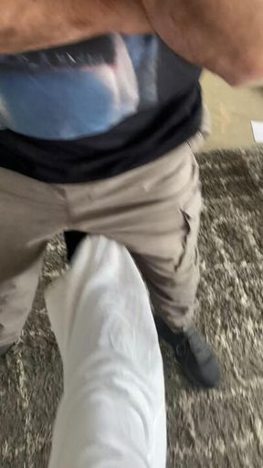 🦶🏽🙇‍♂️